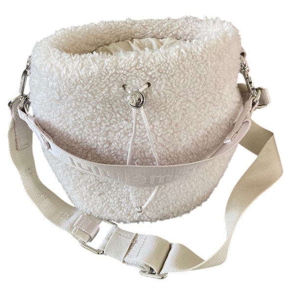 Lululemon New Year Crossbody Fleece Bucket Bag 2.5L White Opal - Picture 9 of 11